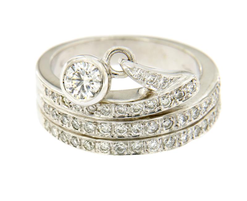 Anello oro bianco 750\1000 a serpente con tre file di diamantini e uno da circa 0,45 ct purezza stimata si1 colore h in mis .11