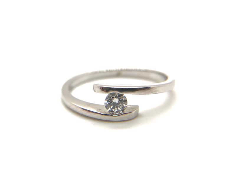 Solitario oro bianco 750/1000 montatura a contrariè con diamante t. brillante 0.15 ct  col g  mis. 14
