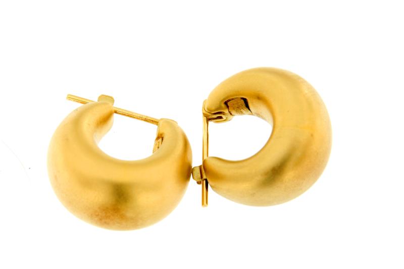 Coppia di orecchini oro giallo 750\1000 satinati e bombati
